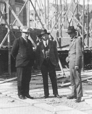 Jos Bekkers (rechts) op de bouwplaats 1923